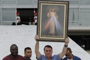 Jair Bolsonaro levantando imagem de Jesus