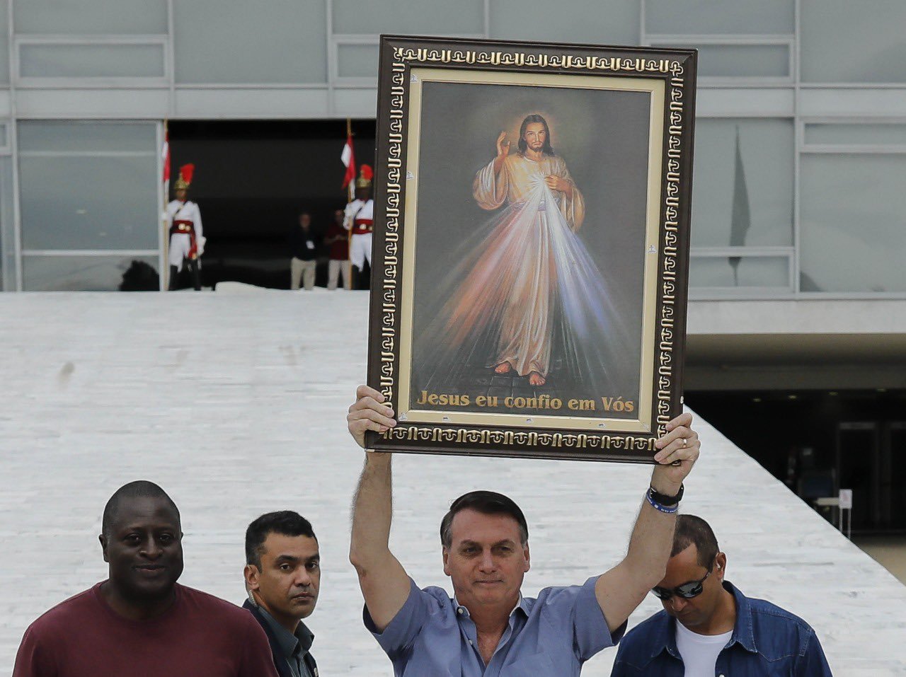 Jair Bolsonaro levantando imagem de Jesus