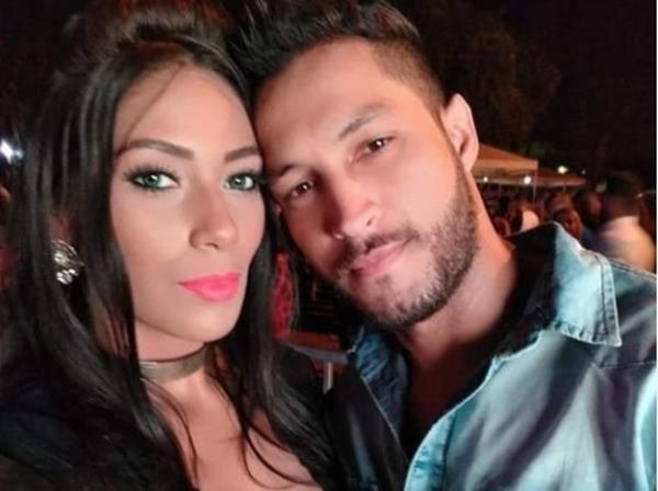 Uma mulher e um homem posando para a foto