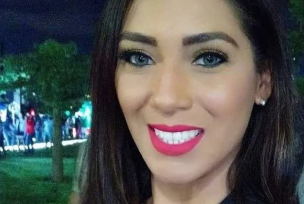 mulher de batom rosa sorrindo