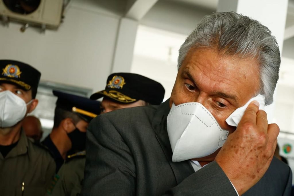 governador de goiás ronaldo caiado vacina integrante da polícia militar, em goiás