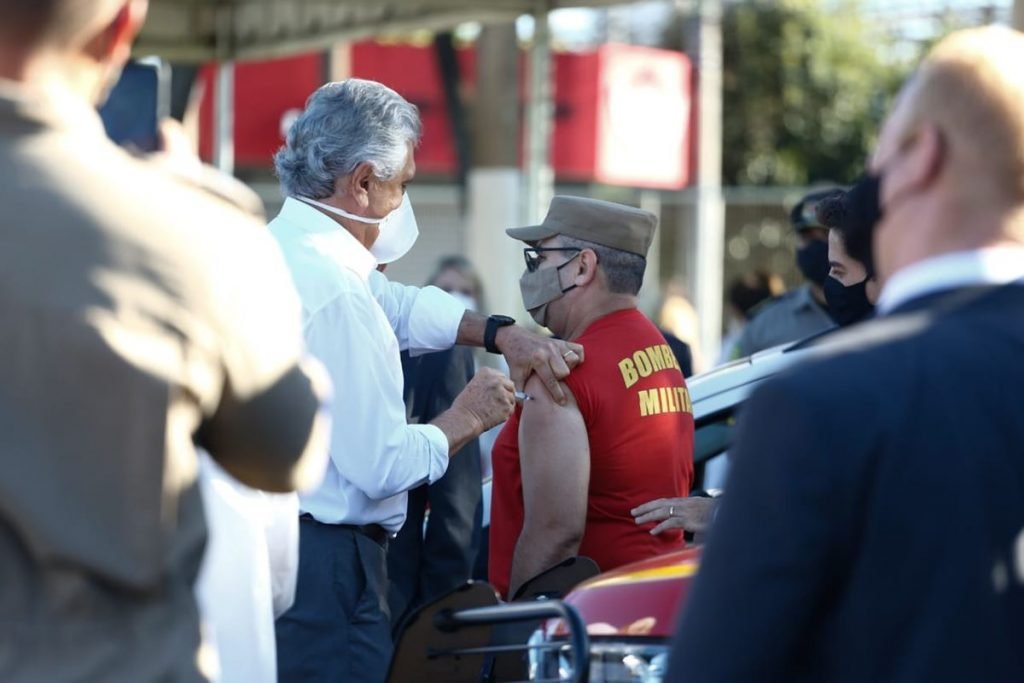 governador de goiás ronaldo caiado vacina integrante da polícia militar, em goiás