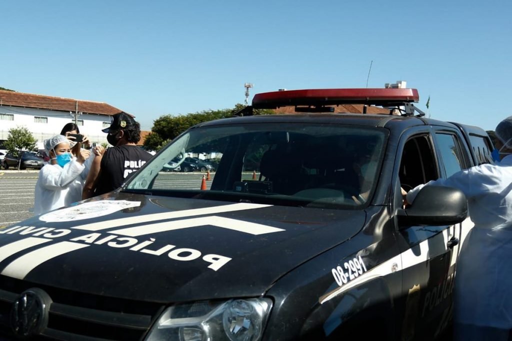 vacinação de policiais e agente de segurança pública em goiás no drive-thru montado na academia de polícia militar, em goiânia