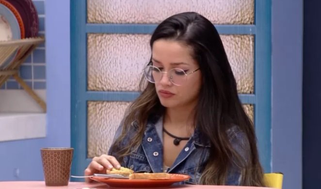 Juliette tomava café quando pediu para Gil cuidar de Sarah