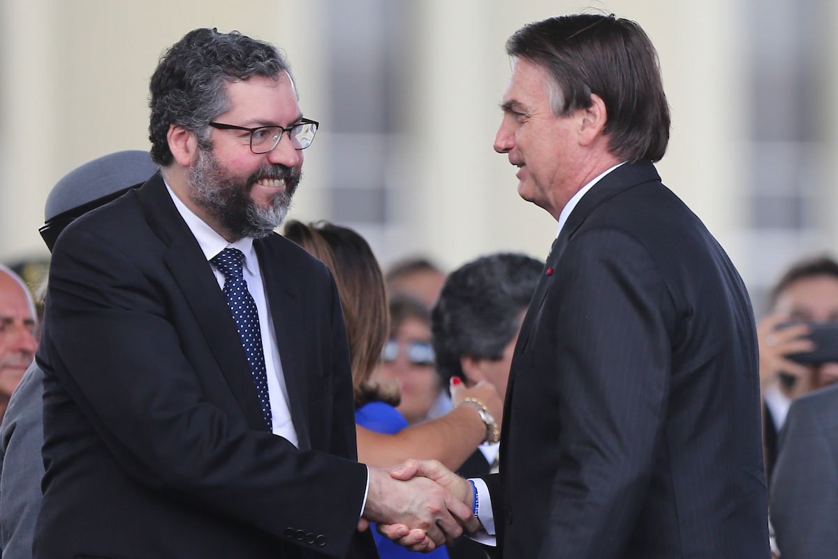 Ernesto Araújo ministro do Itamaraty no governo bolsonaro pede demissão