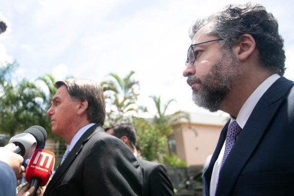 Ernesto Araújo ministro do Itamaraty no governo bolsonaro pede demissão