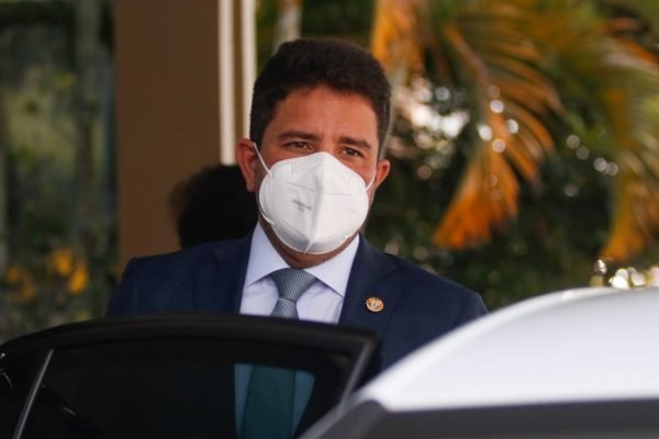 Gladson Cameli, governador do Acre, chegando para reunião com o ministro da Saúde Marcelo Queiroga. Ele desce de carro e usa máscara branca - Metrópoles