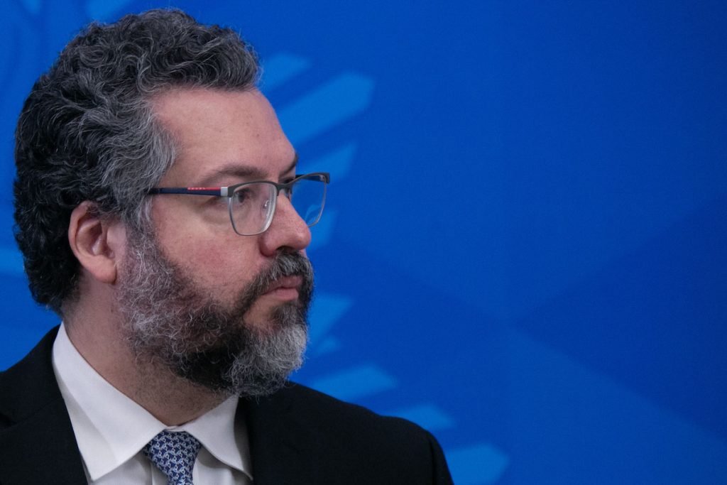 Ernesto Araújo ministro do Itamaraty no governo bolsonaro pede demissão