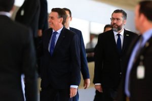 Ernesto Araújo ministro do Itamaraty no governo bolsonaro pede demissão