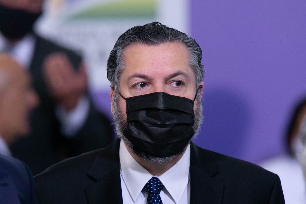 Ernesto Araújo ministro do Itamaraty no governo bolsonaro pede demissão