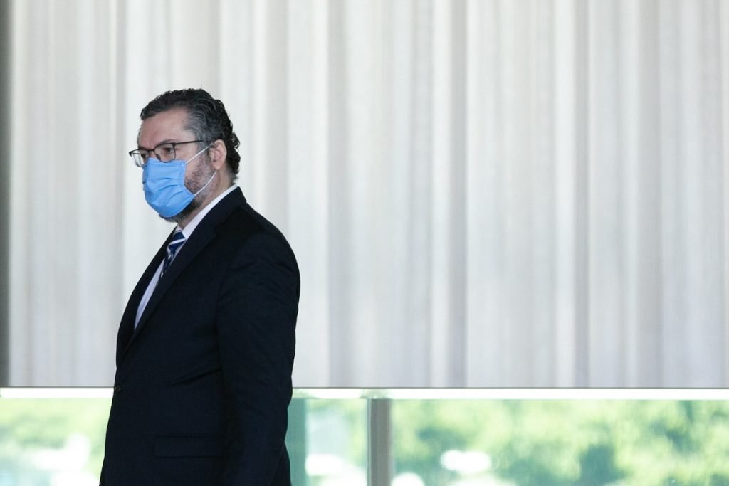 Ernesto Araújo ministro do Itamaraty no governo bolsonaro pede demissão