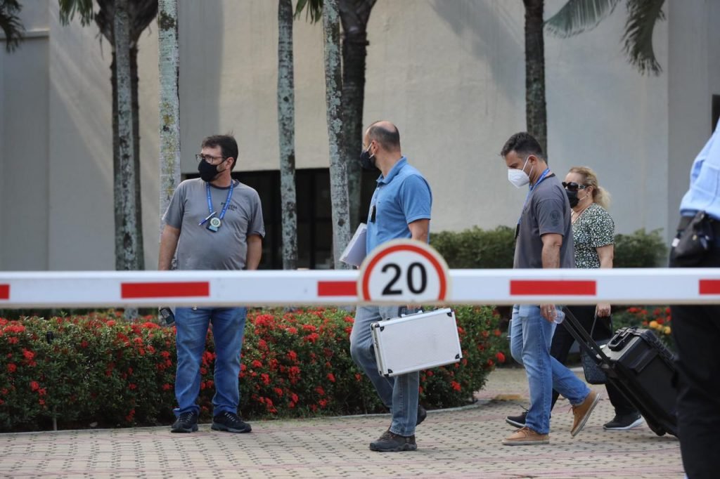 Peritos da polícia fazem nova perícia em apartamento onde morava Henry, mãe e padrasto