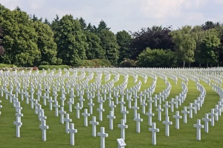 Imagem colorida mostra cruzes brancas em referência a mortes, em um cemitério - Metrópoles
