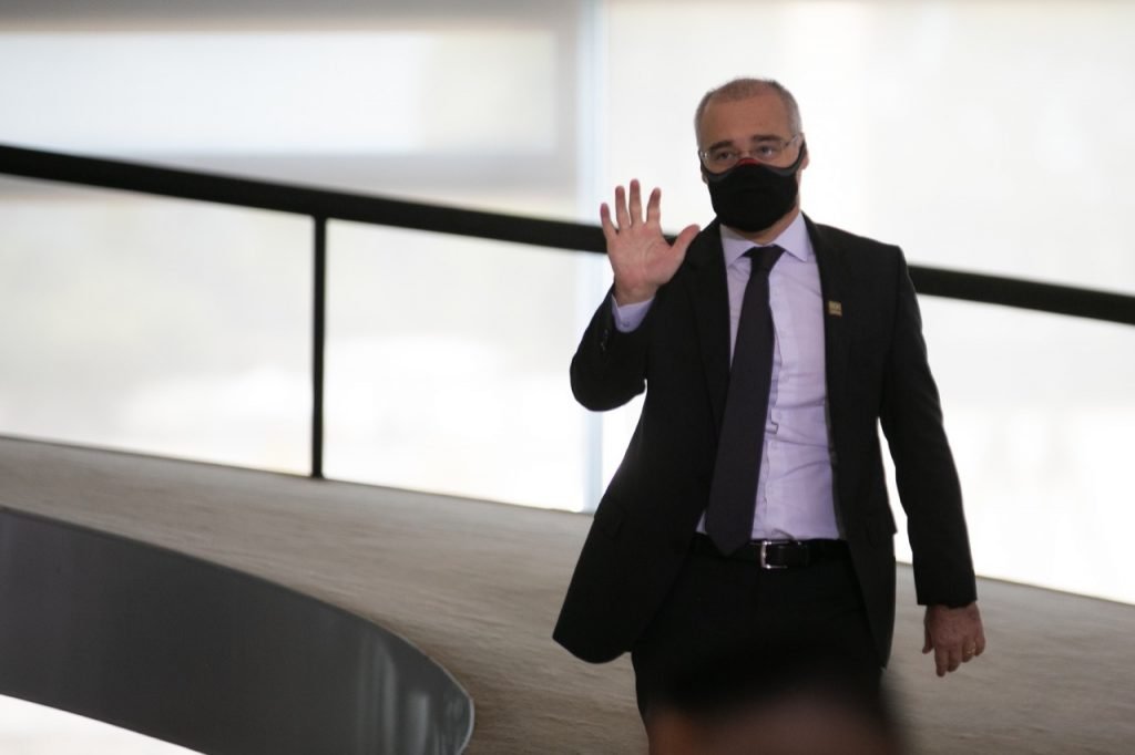 André Mendonça durante a cerimônia de assinatura da medida provisória 1