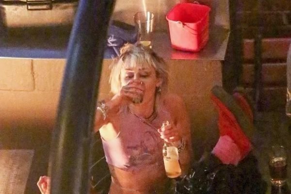 Miley Cyrus bebendo durante recaída