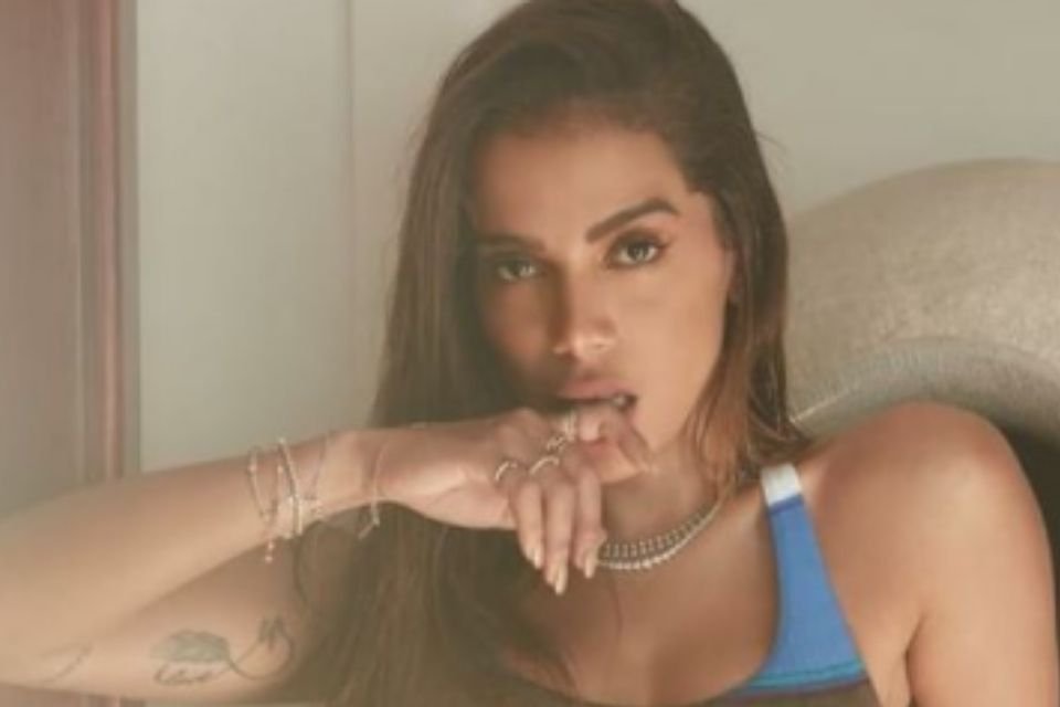 Vídeo: Anitta escolheu uma calça Louis Vuitton azul e mostrou seu rebolado  em vídeo - Purepeople