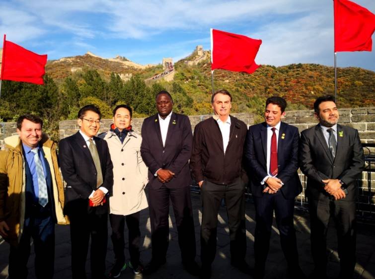 Embaixador da china posta foto com Bolsonaro