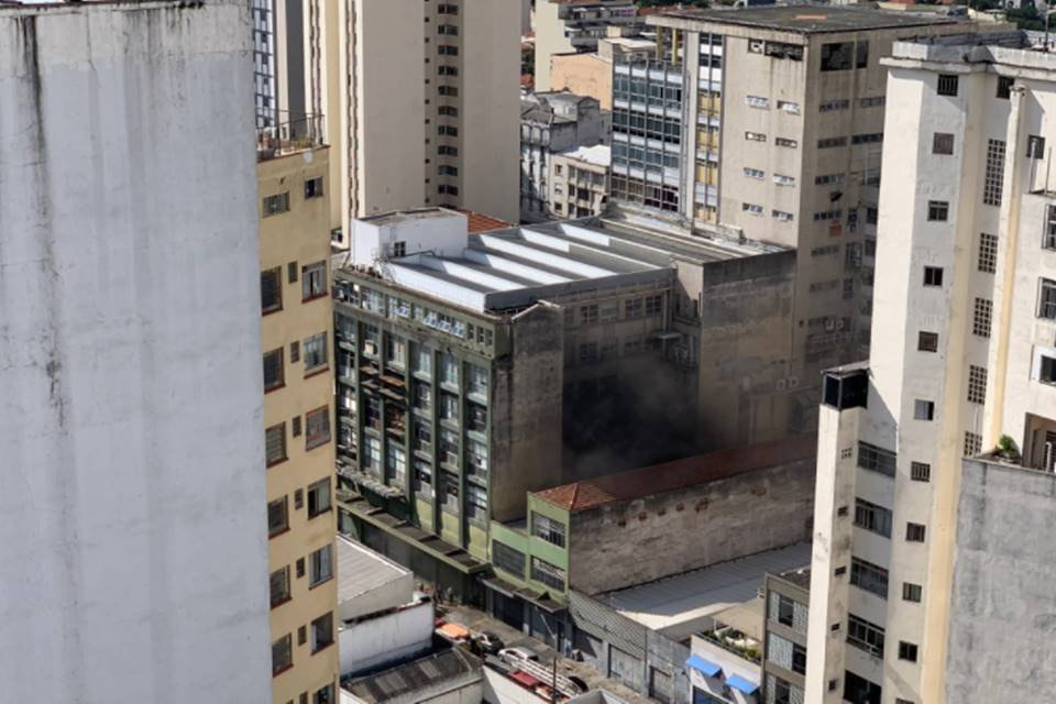 Incêndio atinge prédio da Folha em SP