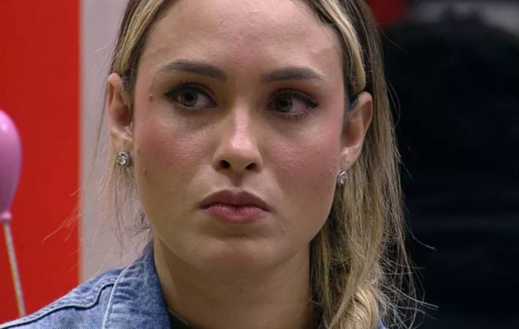 Ex-BBB Sarah Andrade é internada após cirurgias plásticas e abre o