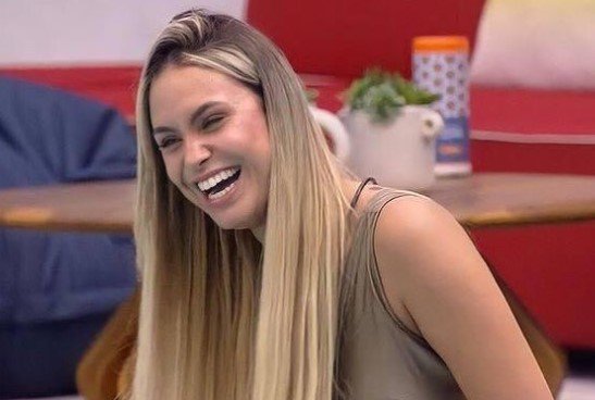 Ex-BBB Sarah Andrade é internada após cirurgias plásticas e abre o