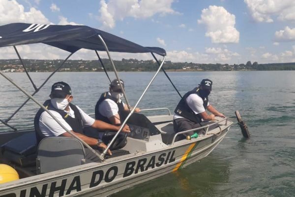 Grupo demarca local de perigo no Lago Paranoá