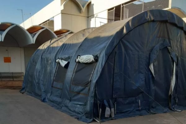 Tendas instaladas para armazenar corpos no HRT