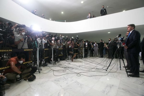 Presidente Bolsonaro conversa com jornalistas no Planalto