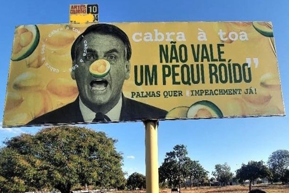 Outdoor que critica o presidente Jair Bolsonaro com a mensagem: "não vale um pequi roído"