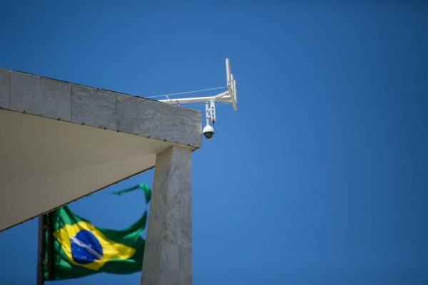 antena no palácio do planalto com bandeira do brasil ao fundo