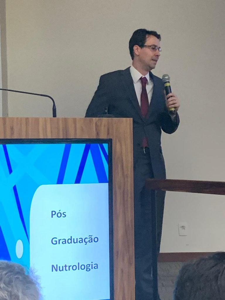 homem de paletó e gravata discursando