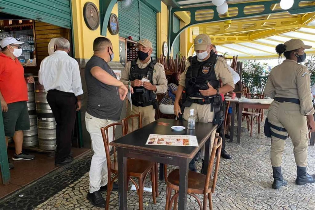 Metrópoles flagra restaurante em pleno funcionamento no Centro do Rio-