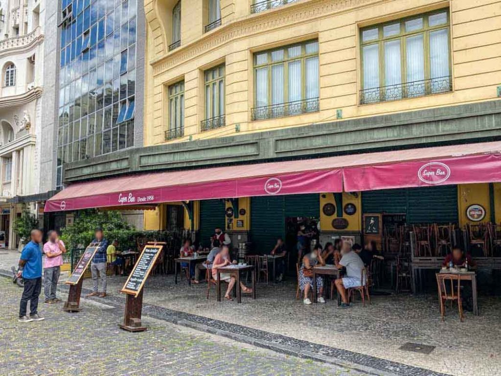 Metrópoles flagra restaurante em pleno funcionamento no Centro do Rio-