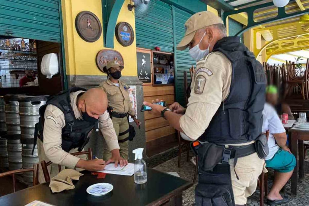 Metrópoles flagra restaurante em pleno funcionamento no Centro do Rio