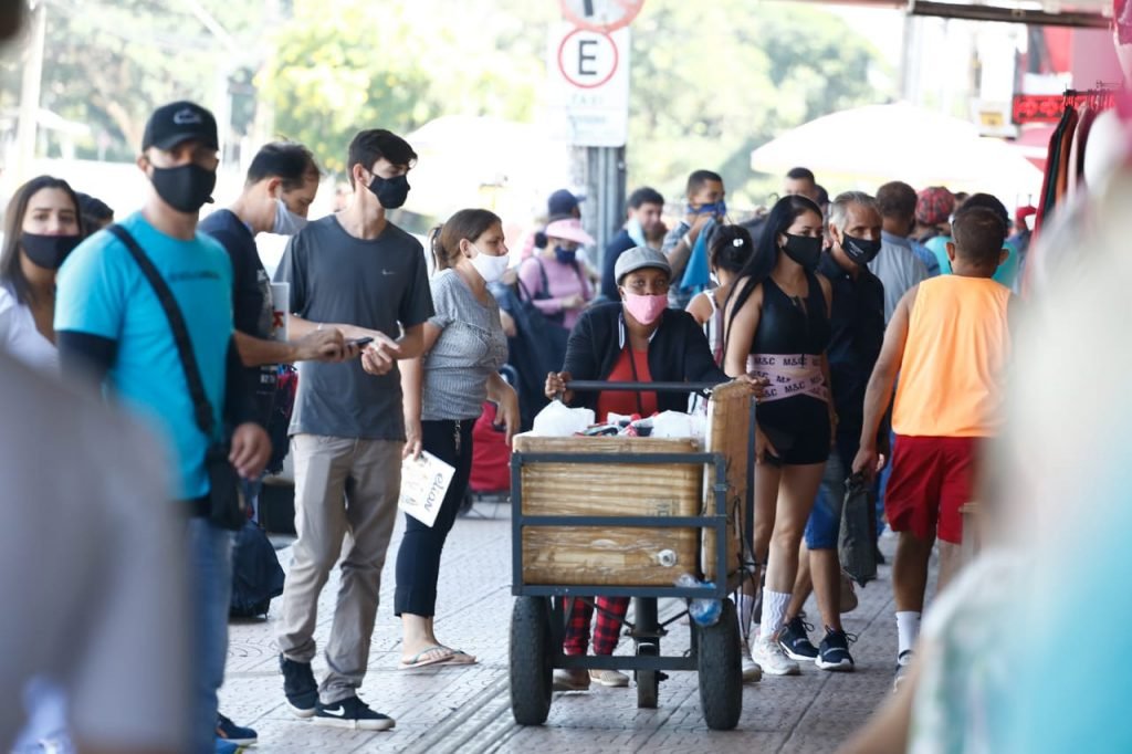 goias ambulantes e vendedores aglomerados na região da 44