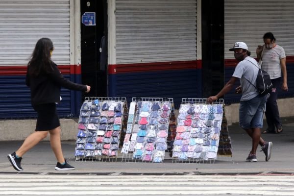 Movimentação de vendedores ambulantes na região central de São Paulo, na quarta-feira (31/3)