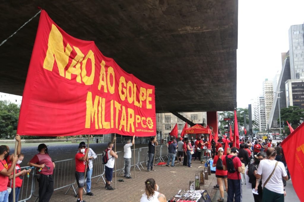 Manifestantes fazem um ato a favor da democracia no aniversário de 57 anos do golpe de 1964, na avenida Paulista, região central de São Paulo.