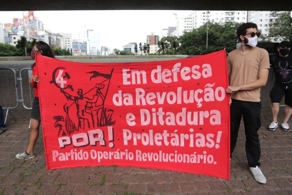Manifestantes fazem um ato a favor da democracia no aniversário de 57 anos do golpe de 1964, na avenida Paulista, região central de São Paulo.