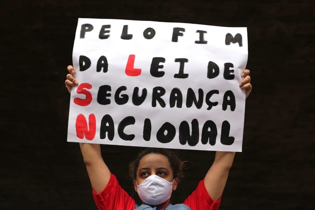 Manifestantes fazem um ato a favor da democracia no aniversário de 57 anos do golpe de 1964, na avenida Paulista, região central de São Paulo.