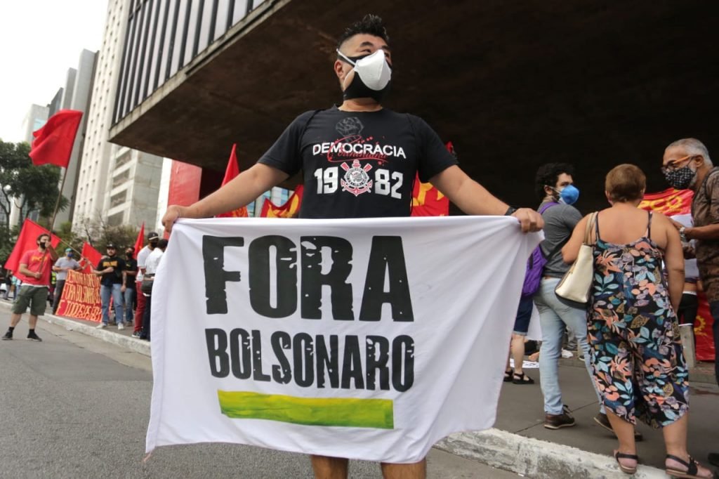 Manifestantes fazem um ato a favor da democracia no aniversário de 57 anos do golpe de 1964, na avenida Paulista, região central de São Paulo.
