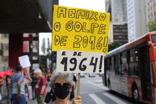 Manifestantes fazem ato a favor da democracia no aniversário de 57 anos do golpe de 1964, na avenida Paulista, região central de São Paulo.