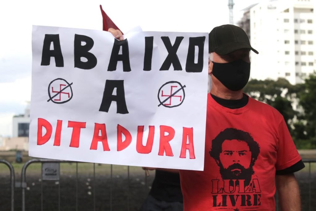 Manifestantes fazem um ato a favor da democracia no aniversário de 57 anos do golpe de 1964, na avenida Paulista, região central de São Paulo.