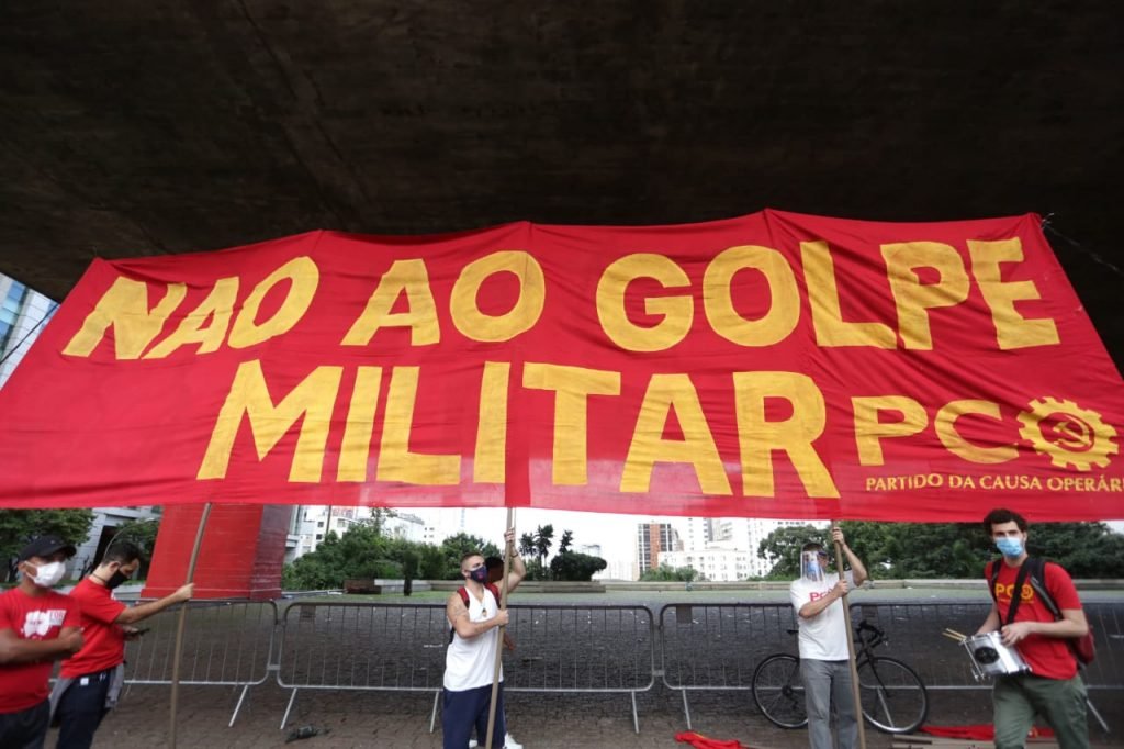 Manifestantes fazem um ato a favor da democracia no aniversário de 57 anos do golpe de 1964, na avenida Paulista, região central de São Paulo.