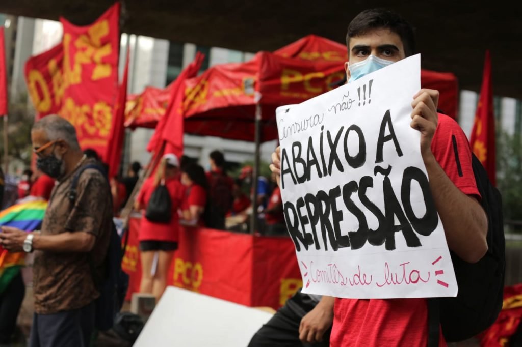 Manifestantes fazem um ato a favor da democracia no aniversário de 57 anos do golpe de 1964, na avenida Paulista, região central de São Paulo.