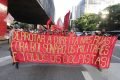 Manifestantes participam de passeata a favor da democracia no aniversário de 57 anos do golpe de 1964, na Avenida Paulista, região central de São Paulo (1)