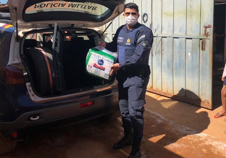 Policiais doaram roupas e alimentos