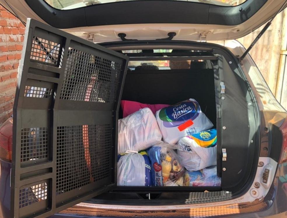 Policiais doaram roupas e alimentos
