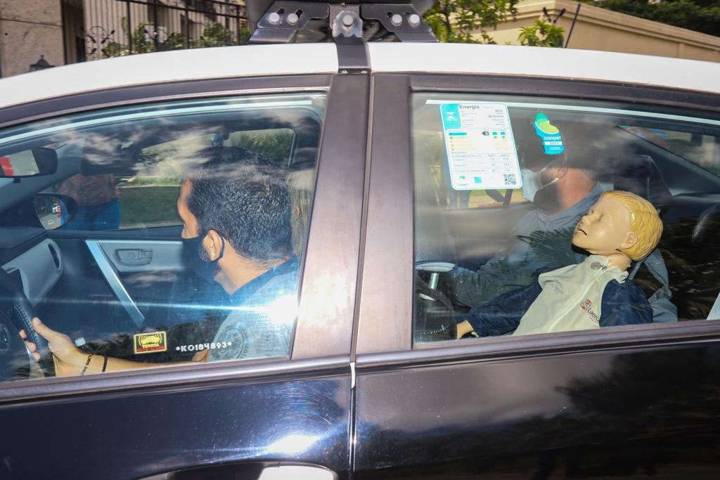 Peritos chegam ao apartamento onde Henry Borel Medeiros morava com mãe e padrasto