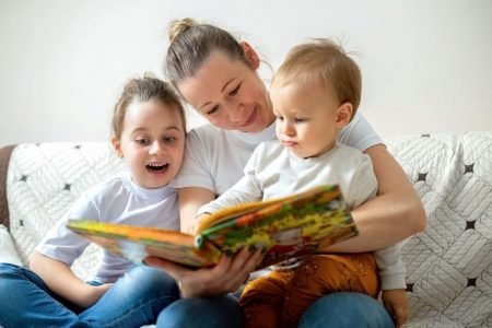 Mãe contando histórias para crianças