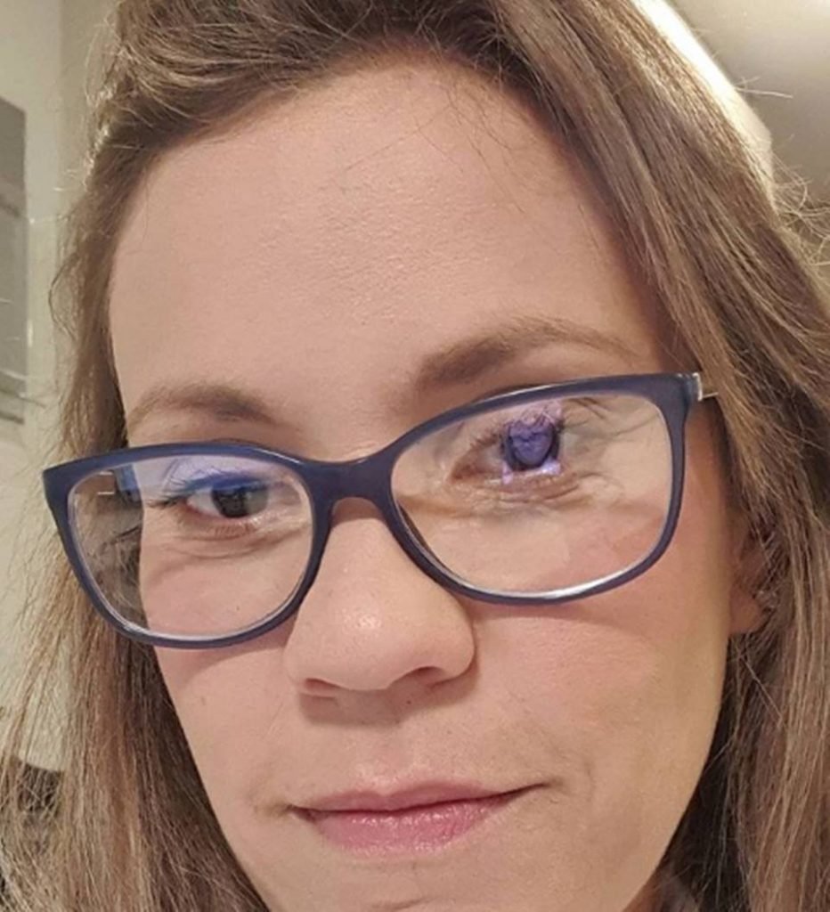 mulher de óculos