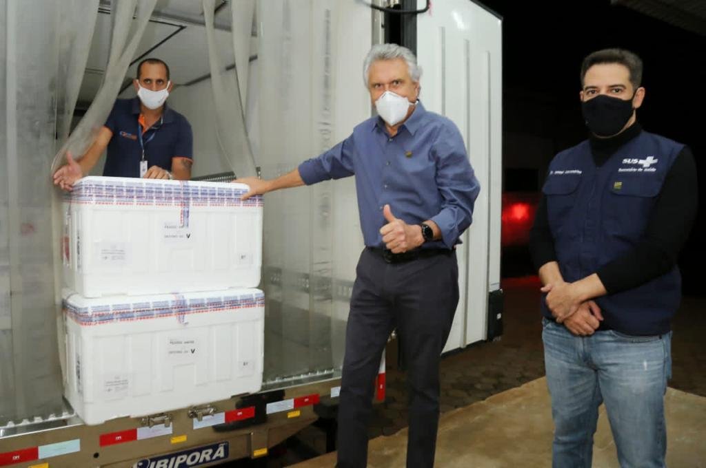 goias governador ronaldo caiado recebe maior remessa de vacinas contra a covid já enviada ao estado